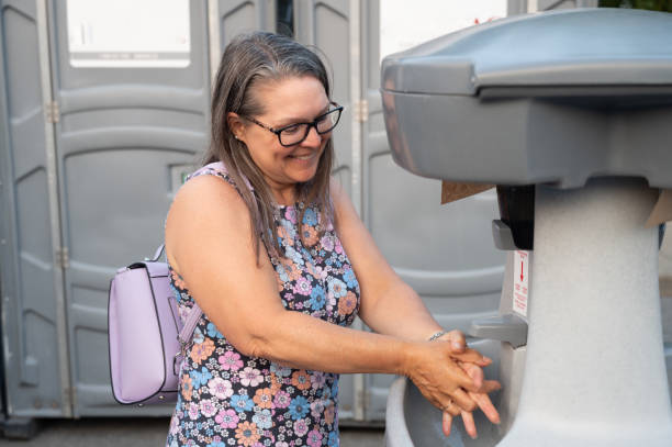 Porta potty delivery and setup in Rossmoor, CA